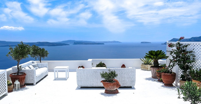 Vue sur une terasse à Santorin en Grèce